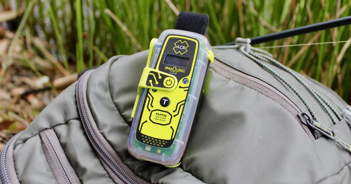 Sinalizador de emergência portátil ResQLink fixado em mochila de aventura