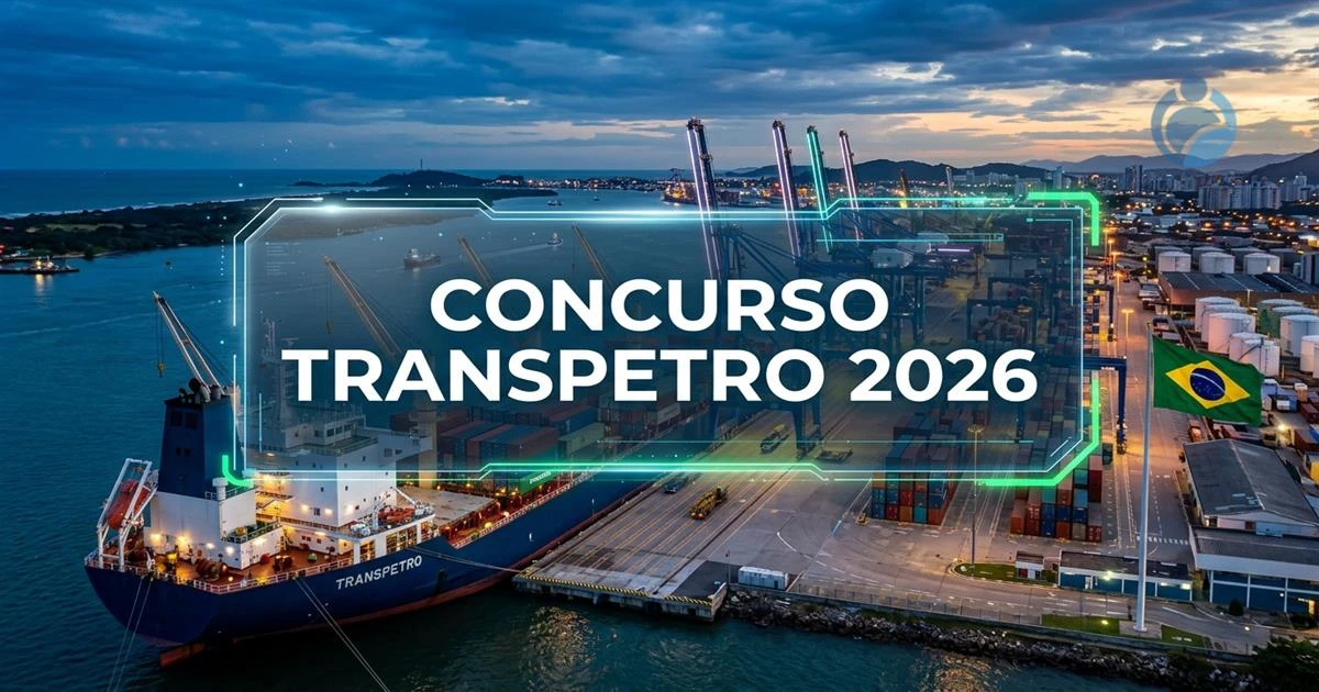 Grande navio cargueiro ou petroleiro ancorado em um movimentado porto industrial brasileiro durante um pôr do sol dourado